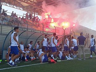 mazara-calcio-accoglienza-festosa-e-tanto-entusiasmo-al-raduno-del-mazara-tifosi-in-delirio