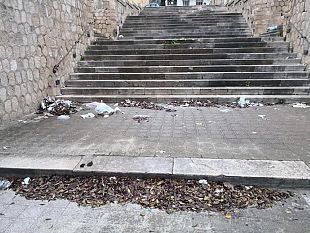 la-scalinata-santa-rita-piena-rifiuti-urge-bonifica-lappello-un-lettore-alla-commissione