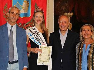 marsala-ricevuta-al-palazzo-municipale-debora-ferro-miss-ragazza-cinema-ok-2016