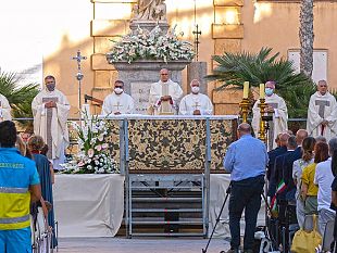 50-anni-di-sacerdozio-per-monsignor-domenico-mogavero-piazza-gremita-di-fedeli-il-vescovo-spero-la-mia-fatica-non-sia-vana