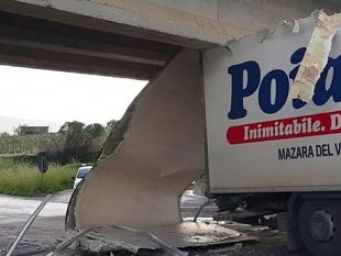 mazara/asse-del-belice-camion-incastrato-sotto-il-ponte-riportando-danni