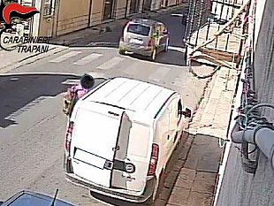 castelvetrano/castelvetrano-in-pochi-istanti-ruba-un-furgone-denunciato-dai-carabinieri