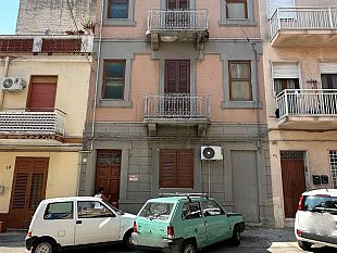 uomo-colto-da-malore-auto-impatta-su-veicolo-parcheggiato