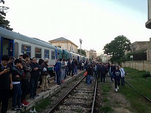 gruppo-m5s-all-ars-chiede-al-governo-crocetta-di-eliminare-i-disagi-dei-pendolari-della-tratta-ferroviaria-castelvetrano-trapani