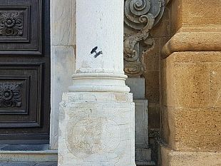 vandalismo-sulla-cattedrale-imbrattata-una-delle-colonne-dell-ingresso-principale