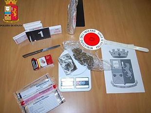 alcamo-trasportava-un-panetto-di-hashish-e-50-frammenti-di-infiorescenze-di-marijuana-arrestato-dalla-polizia-un-nigeriano-ospite-di-un-centro-sprar