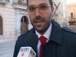 alcamo-fuoco-al-portone-del-comune-il-sindaco-surdi-i-nostri-ideali-non-bruceranno-mai-alcamo-cambiera