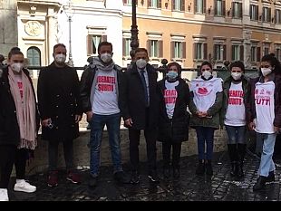 video-il-sindaco-quinci-a-roma-con-gli-armatori-e-familiari-dei-pescatori-detenuti-a-bengasi