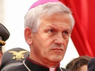 funerali-di-giorgio-grammatico-il-vescovo-fragnelli-davanti-alla-bara-di-giorgio-assumiamo-limpegno-di-vivere-da-risorti-ogni-giorno-la-sua-testimonianza-e-quella-del-suo-collega-dari