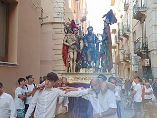 processione-dei-misteri-il-gruppo-la-sentenza-sottoposto-a-lavoro-di-manutenzione