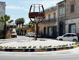 un-grande-calice-svetta-sulla-via-trapani-la-nuova-installazione-divide-marsala