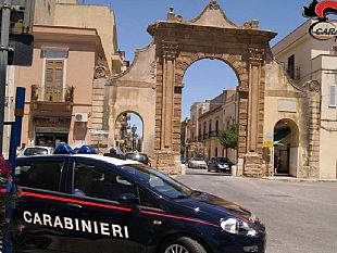 castelvetrano/castelvetrano-sfondano-la-vetrina-di-un-tabacchino-asportando-soldi-e-tabacchi-denunciati-padre-e-figlio