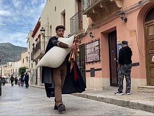 zampognari-concerti-e-feste-in-piazza-alle-egadi-per-celebrare-il-2024