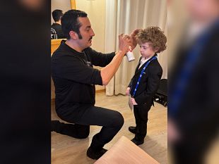 nino-grammatico-ha-curato-il-look-del-piccolo-pianista-alessandro-gervasi-a-sanremo