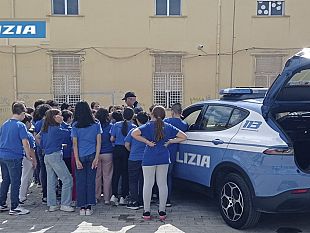 alcamo-giornata-della-legalita-la-polizia-incontra-gli-alunni-della-scuola-elementare-m-montessori
