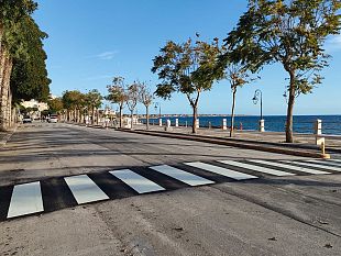 mazara-in-fase-di-collocazione-nuove-strisce-pedonali-sul-lungomare-eccole-in-anteprima