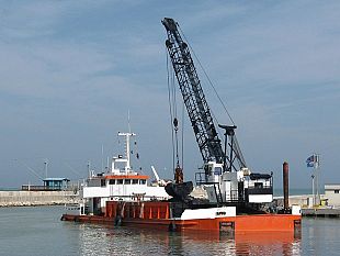 escavazione-porto-indetto-avviso-per-selezione-di-addetto-manovratore-draga