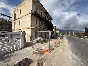 ce-un-immobile-abusivo-da-demolire-ad-alcamo-marina-divieto-di-circolazione-e-sosta-per-cinque-giorni