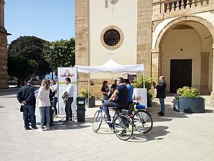 mazara-si-differenzia-in-piazza-della-repubblica-gazebo-per-le-info-sulla-differenziata-porta-a-porta