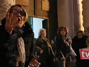 video-lultima-messa-di-don-nicola-misuraca-reazioni-fedeli-chiesa-di-san-francesco