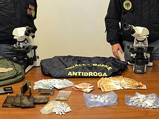 spacciava-dagli-arresti-domiciliari-cocaina-e-hashish-arrestato-dalla-polizia