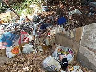 foto-spazio-al-cittadino-via-spalti-abbandonata-tra-spazzatura-ed-ingombranti