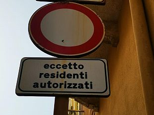 via-torre-di-ligny-il-divieto-che-nessuno-rispetta