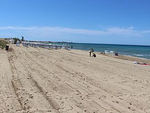 marsala-in-corso-pulizia-spiagge-pannelli-informativi-anti-covid-sui-lidi