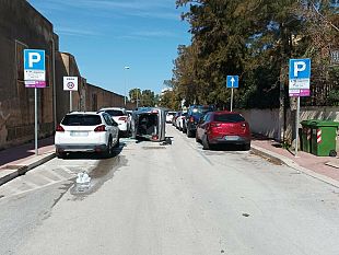 erice-urta-unauto-in-sosta-finendo-su-un-lato-ferita-una-donna