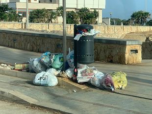 rifiuti-e-balle-di-fieno-per-strada-e-caos-a-lido-valderice