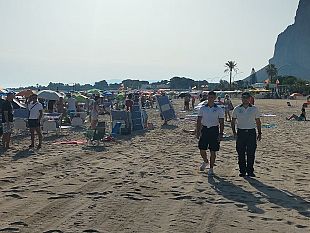 trapani/bliz-della-guardia-costiera-sulla-spiaggia-di-san-vito-lo-capo