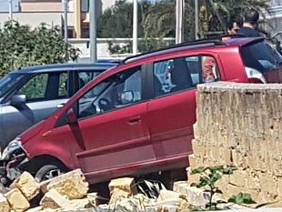 in-via-bessarione-donna-perde-il-controllo-dellauto-e-finisce-contro-muretto