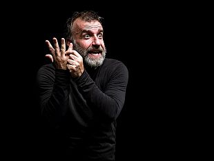 orestiadi-di-gibellina-domani-sabato-13-luglio-torna-a-gibellina-dopo-50-anni-dalla-prima-edizione-mistero-buffo-di-dario-fo-diretto-e-interpretato-da-ugo-dighero