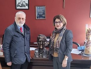 lartista-benedetto-risalvato-dona-alla-scuola-un-busto-di-gennaro-pardo