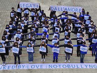 bullismo-e-cyberbullismo-la-scuola-pappalardo-si-tinge-di-blu