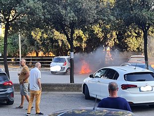 a-fuoco-una-renault-scenic-nel-parcheggio-dellospedale