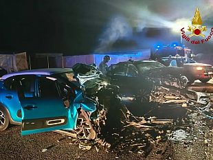 cinque-feriti-nel-violento-scontro-tra-due-auto-e-uno-scooter