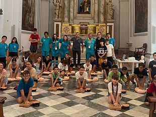 mazara-i-bambini-del-grest-in-cattedrale-imparano-le-manovre-salvavita-con-medici-e-volontari