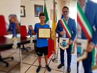 nuoto-il-giovane-atleta-valdericino-ricevuto-dal-sindaco-stabile