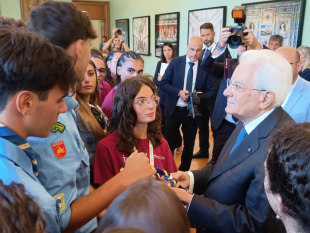 lo-scout-castelvetranese-giovanni-bivona-dona-il-fazzolettone-al-presidente-mattarella