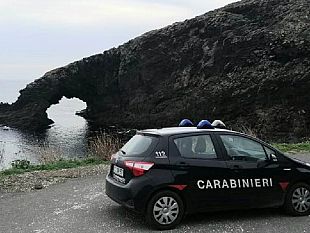trapani/pantelleria-droga-e-cartelli-stradali-in-casa-arrestato-26enne-dai-carabinieri