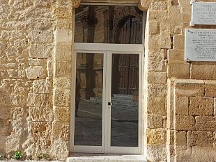 sostituiti-i-vetri-delle-porte-di-palazzopignatelli-che-erano-state-vandalizzate