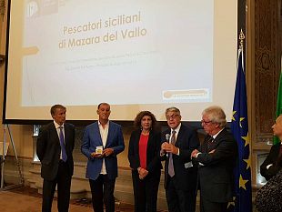 consegnato-ai-pescatori-di-mazara-del-vallo-il-premio-cittadino-europeo