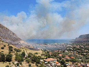 fiamme-sui-monti-di-mondello-intervento-di-vdf-forestali-e-canadair