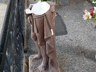 grave-atto-presso-il-sito-dedicato-a-san-padre-pio-spezzata-a-meta-la-statua-del-cristo