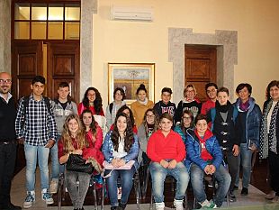 in-visita-al-comune-gli-alunni-del-plesso-fornara-a-riceverli-in-sala-giunta-gli-assessori-cerniglia-e-barraco