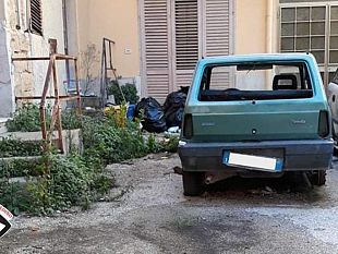 partanna-carcassa-dauto-in-via-palermo