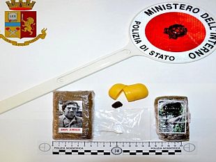 trapani/trasportava-in-auto-due-panetti-di-hashish-30enne-arrestato-dalla-polizia