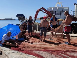 porto-di-mazara-foto-di-pescatori-di-terrasini-che-sarciscono-le-reti-in-attesa-di-tornare-in-mare