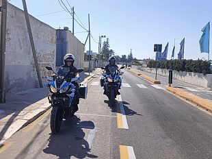 mazara-servizi-di-controllo-con-moto-pattuglie-della-polizia-municipale-nella-zona-di-tonnarella